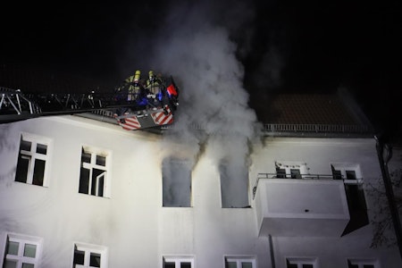 Brand in Pankow: Haus in der Grunowstraße geräumt, Feuerwehr im Großeinsatz