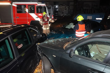 Unfall in Kreuzberg: Offenbar betrunkener Fahrer kracht in geparkte Autos