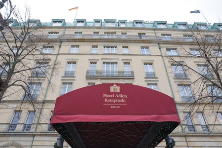 Hotel Adlon in Berlin: Letzte Generation kippt Farbe in den Elefantenbrunnen im Foyer