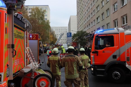 Hochhausbrand in Altglienicke: Feuerwehr im Großeinsatz