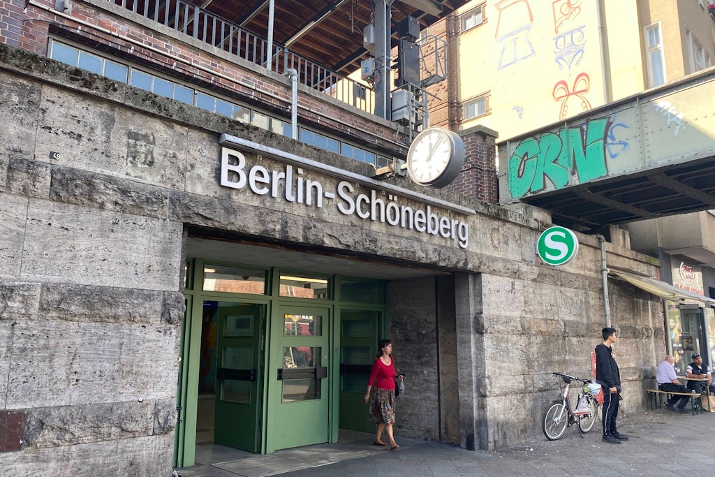 S-Bahnhof Berlin-Schöneberg: Unbekannte überfallen Kiosk mit Eisenstangen