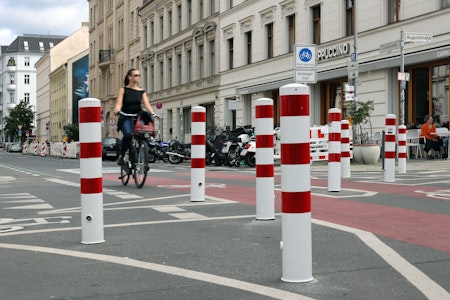 Poller-Streit in Berlin-Mitte: Warum Anwohner der Tucholskystraße erneut vor Gericht ziehen