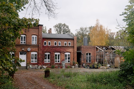 Bahnhof Groß Behnitz in Brandenburg: Wie eine Berliner Künstlerin den 150 Jahre alten Bau wiederbel…