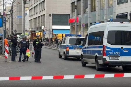 Polizeieinsatz in Berlin-Mitte: Anrufer will Person mit „waffenähnlichem Gegenstand“ gesehen haben