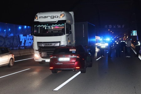 Unfall am Britzer Tunnel: Laster stößt mit Bolt oder Uber zusammen