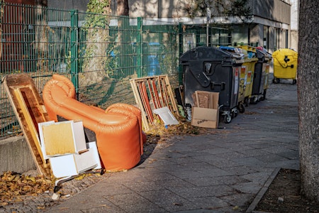 Hundekot und Lachgasflaschen: Berlin-Mitte bekämpft den Abfall beim Müllgipfel