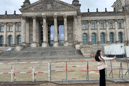 Vorm Reichstag in Berlin: Selfies mit Gerümpel