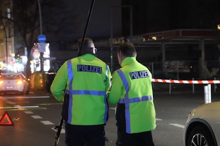 Berlin-Neukölln: Mehrere Fußgänger von Autos angefahren – Lebensgefahr