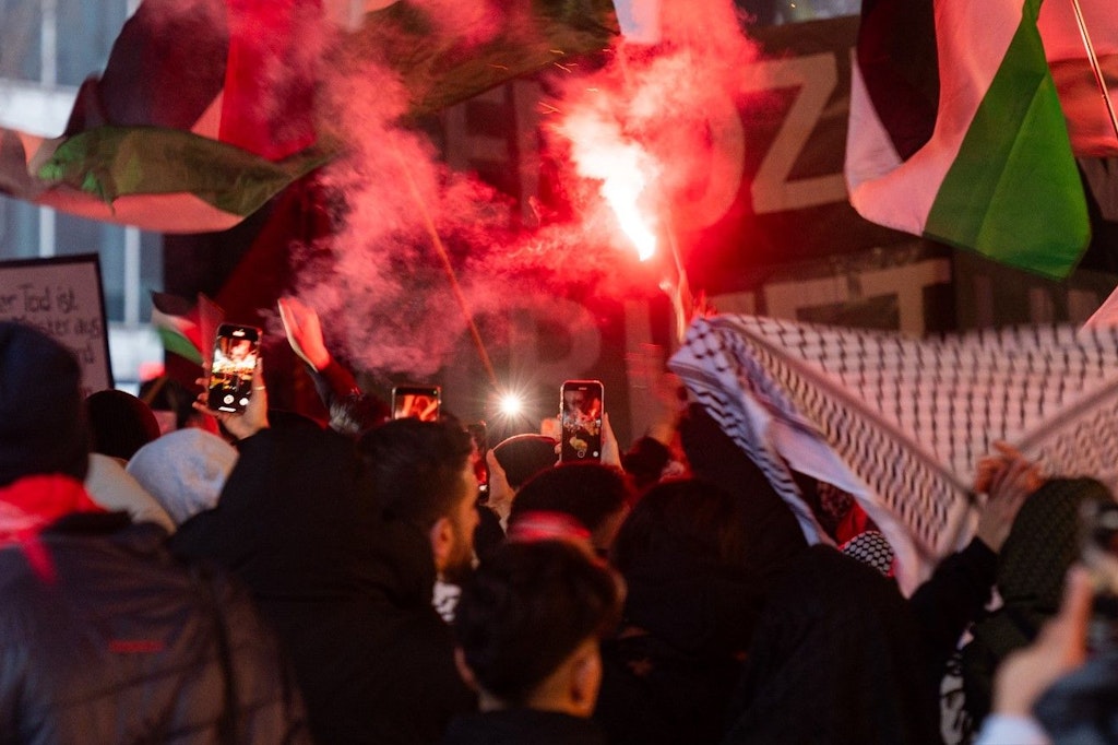 Berlin: Palästina-Demo mit Pyro-Alarm und Festnahmen