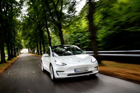 Tesla-Fahrer rechnet mit deutschen Elektroautos ab: Teuer, ineffizient und veraltet