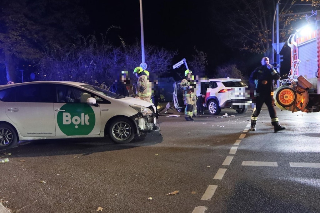 Unfall in Plänterwald: Taxi stößt mit Bolt zusammen und kracht gegen Ampel