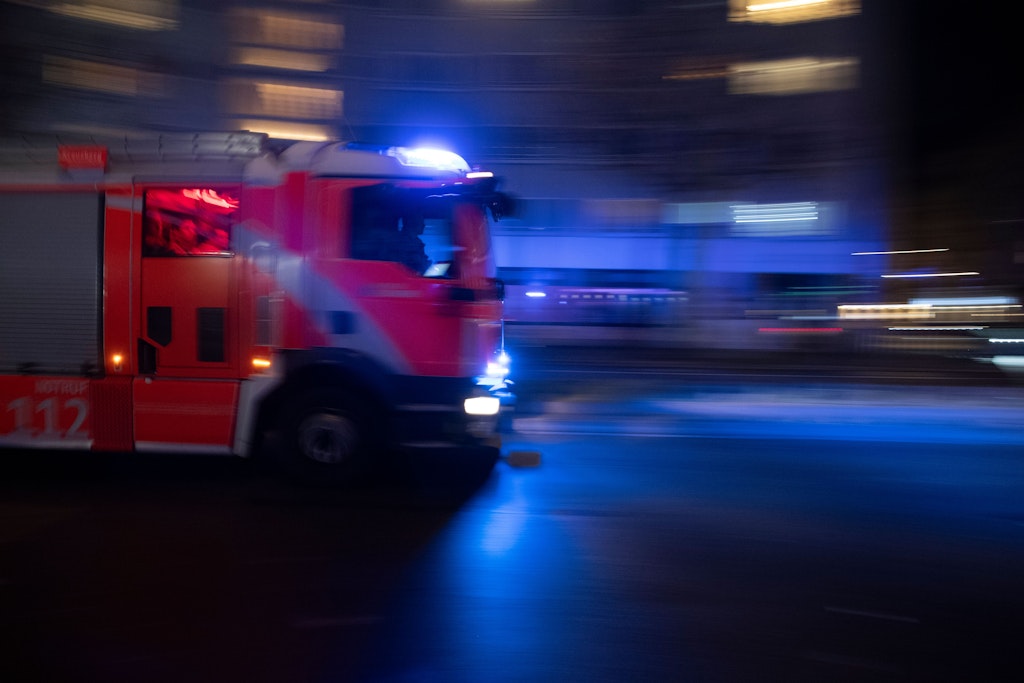 Berlin-Kaulsdorf: Ruine brennt am Cecilienplatz - Feuerwehr im Einsatz