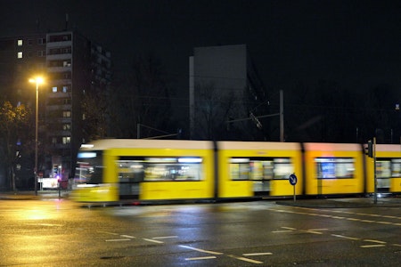 Berlin-Marzahn: Fußgänger überquert Tramgleise und wird von Bahn erfasst