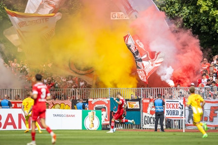 Fans zünden Pyros gegen den Greifswalder SC: Union muss 45.000 Euro zahlen