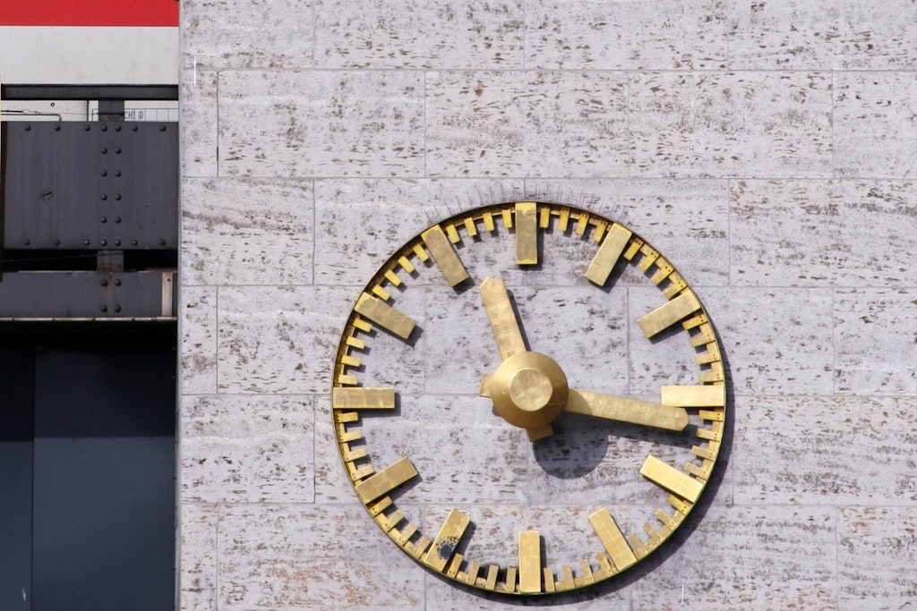 Bahnhof Zoologischer Garten in Berlin: Goldene Uhr kehrt nach Restauration an Stammplatz zurück