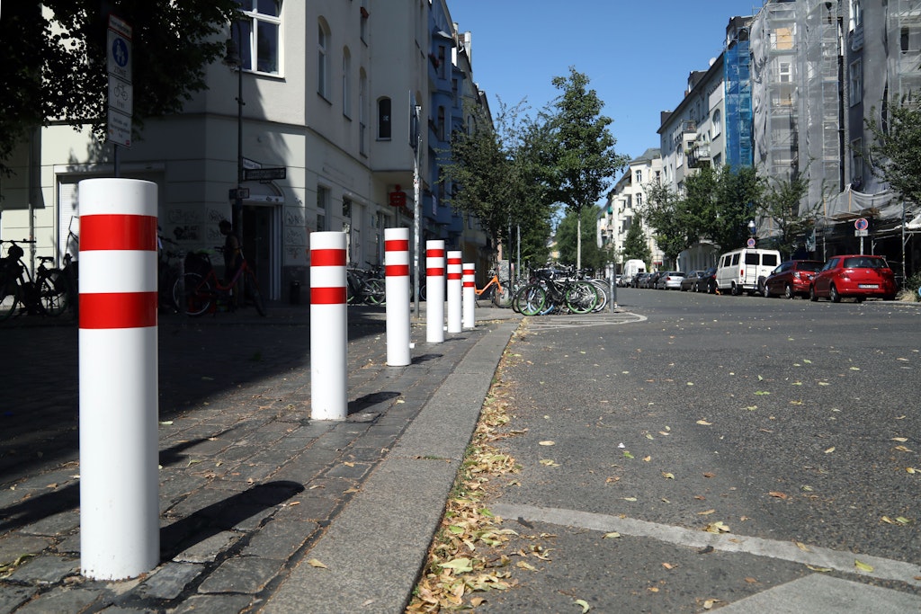 Blockieren Poller am Lausitzer Platz in Kreuzberg Rettungswagen: Bezirk äußert sich