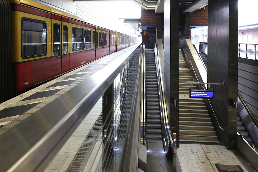 Bahnhof Gesundbrunnen in Mitte: Regen kommt durch die Decke - das ist der Grund