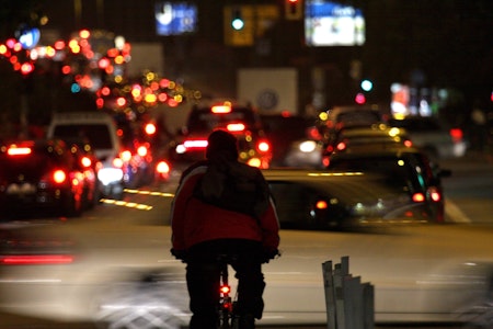 Kreuzberg: Radfahrer fährt bei Rot und dreht bei Festnahme durch - Verletzte