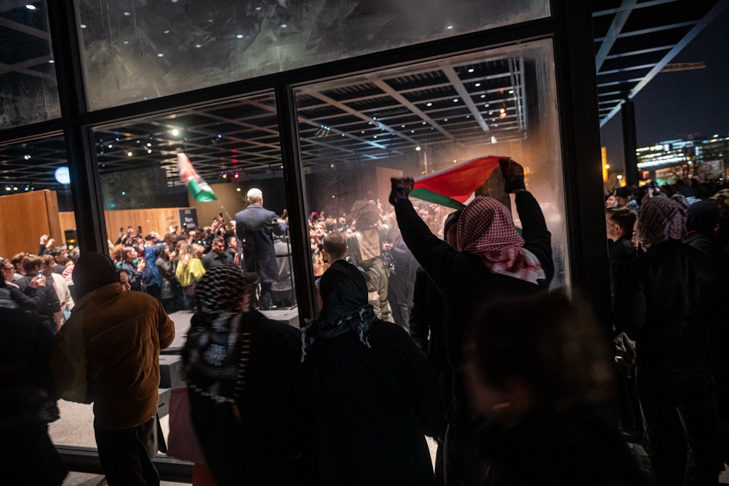 Tumulte in Berlin: Palästina-Demonstranten stören Eröffnung der Nan-Goldin-Retrospektive