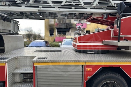 Ein Toter bei Brand in Hellersdorf: Mensch stirbt in Louis-Lewis-Straße