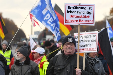 Demo heute in Berlin: Bauernproteste mit Dutzenden Traktoren am Brandenburger Tor laufen