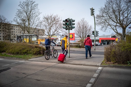 Darüber klagen die Menschen in Hellersdorf: zu wenig Mülleimer und kaputte Fußwege