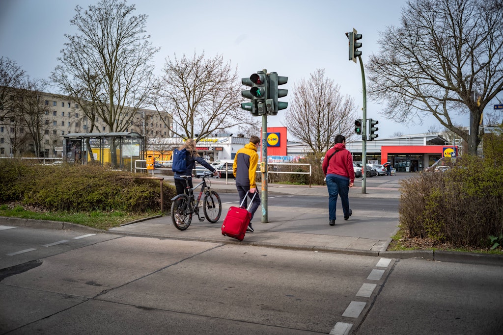Darüber klagen die Menschen in Hellersdorf: zu wenig Mülleimer und kaputte Fußwege