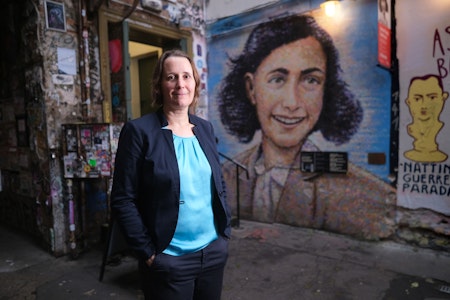 30 Jahre Anne-Frank-Zentrum in Berlin: Direktorin warnt vor den Folgen prekärer Förderung