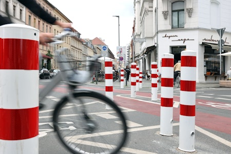 Streit um Poller flammt wieder auf: Warum Anwohner gegen diese Autosperre in Berlin-Mitte klagen