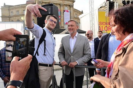 Theaterplatz in Chemnitz: Lindner, Graustufen-Smartphones und ungenutzte Chancen