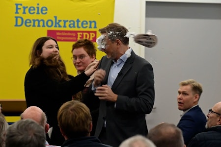 FDP-Chef Lindner von Linke-Politikerin mit Schaumtorte beworfen – Polizei ermittelt