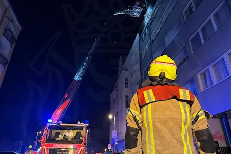 Brand in Neukölln: Dachgeschosswohnung in Flammen – Haus geräumt, ein Verletzter