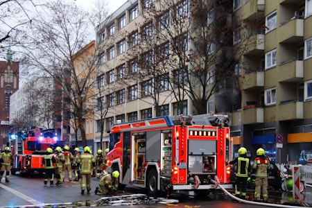 Brand in Moabit: Wohnung durch Flammen komplett zerstört – Feuerwehr im Einsatz