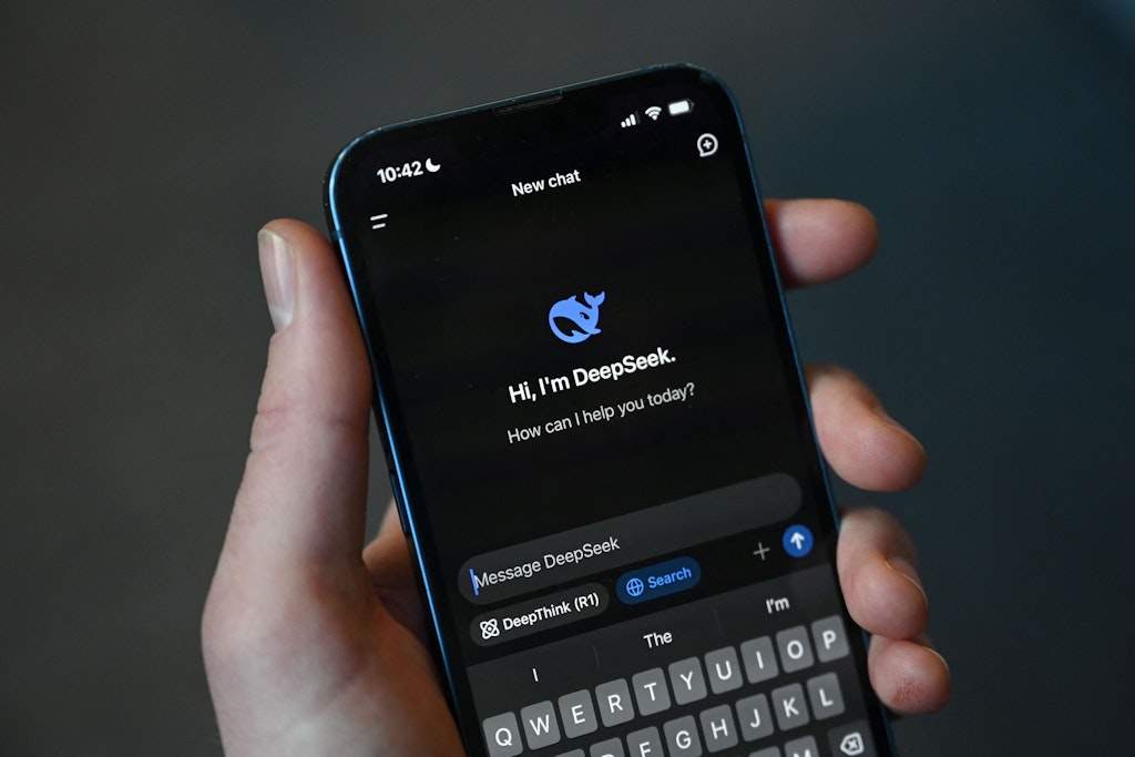 KI: Chinas Start-up DeepSeek überholt ChatGPT im Apple-Store – US-Aktien stürzen ab