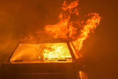 Auto steht in Lichtenberg in Flammen: Polizei ermittelt