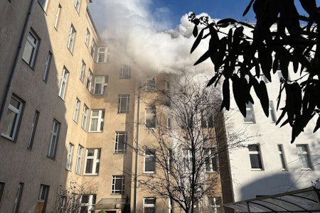 Brand in Berlin-Neukölln: Drei Verletzte, Wohnungen unbewohnbar