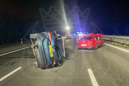 Schwerer Unfall auf der BAB 10: Auto kommt auf der Seite zum Stehen