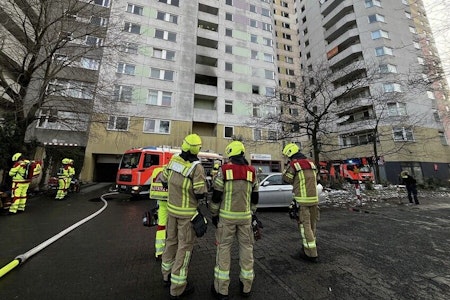 Brand in Schöneberg Kurfürstenstraße: Feuerwehr rettet Menschen aus Hochhaus