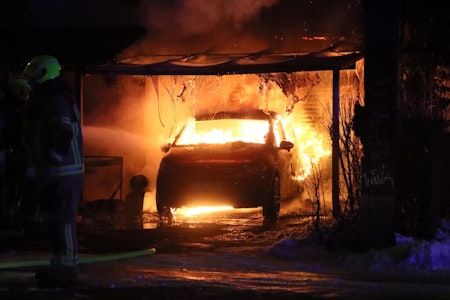 Berlin-Schmöckwitz: Auto steht lichterloh in Flammen – Feuerwehreinsatz