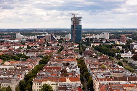 Ein neues Wahrzeichen in Neukölln: Richtfest bei Berlins erstem Wolkenkratzer