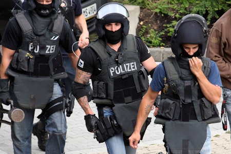 Große Tattoos an den Händen: Trotzdem darf eine Bewerberin in Berlin Polizistin werden