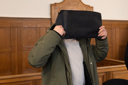 Falscher Polizist überfällt Frauen in Wohnung in Tiergarten – und kommt vor Gericht glimpflich davon
