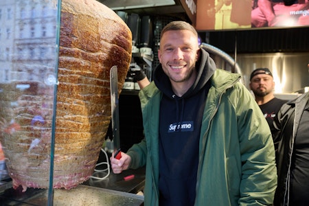 „Ekelerregende Zustände“:  Hygienemängel bei Lukas Podolskis Döner – musste seine Berliner Filiale…