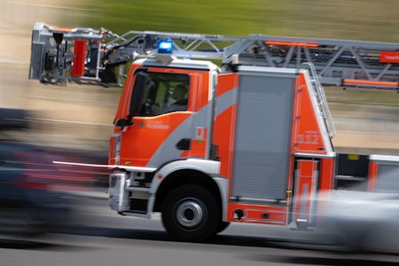 Rauchwolke über Friedrichshain zu sehen: Auto steht in Flammen