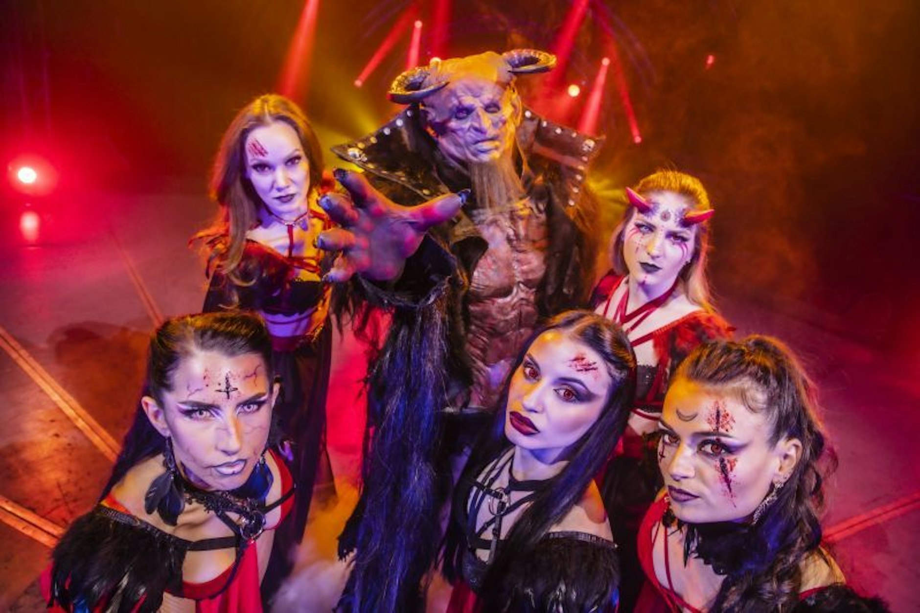 Der TEUFEL und viele ENGEL bzw. was man im Zirkus des Horrors darunter versteht.