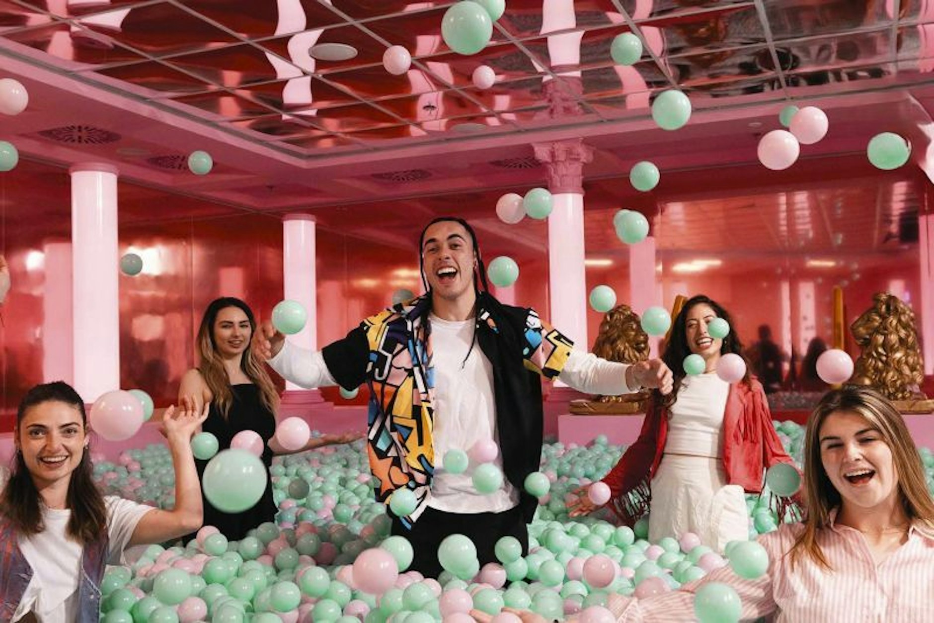 Pure Freude im Bällebad! 😄🌈 Hier entstehen die perfekten Momente – voller Lachen, Spaß und für tolle Fotos!