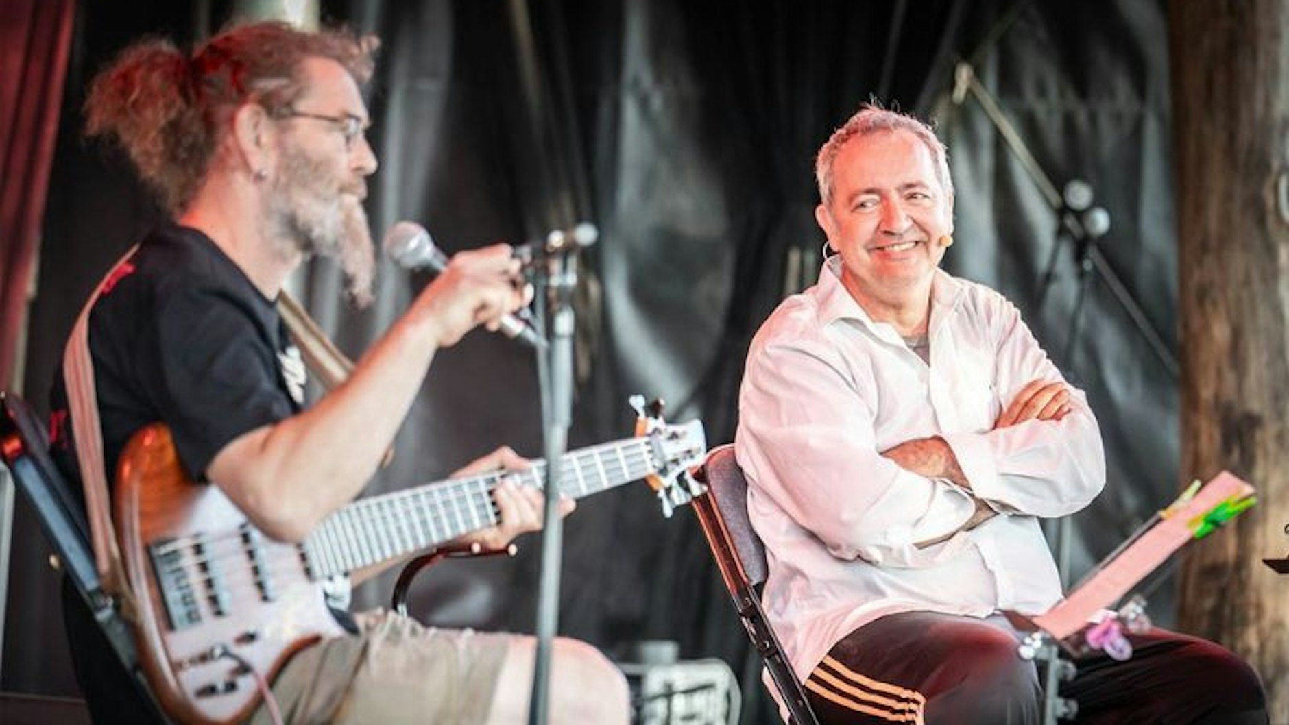 Rainald Grebe beim Liederlauschen am Rand 2024 und entspannte Musik am Tag ...
