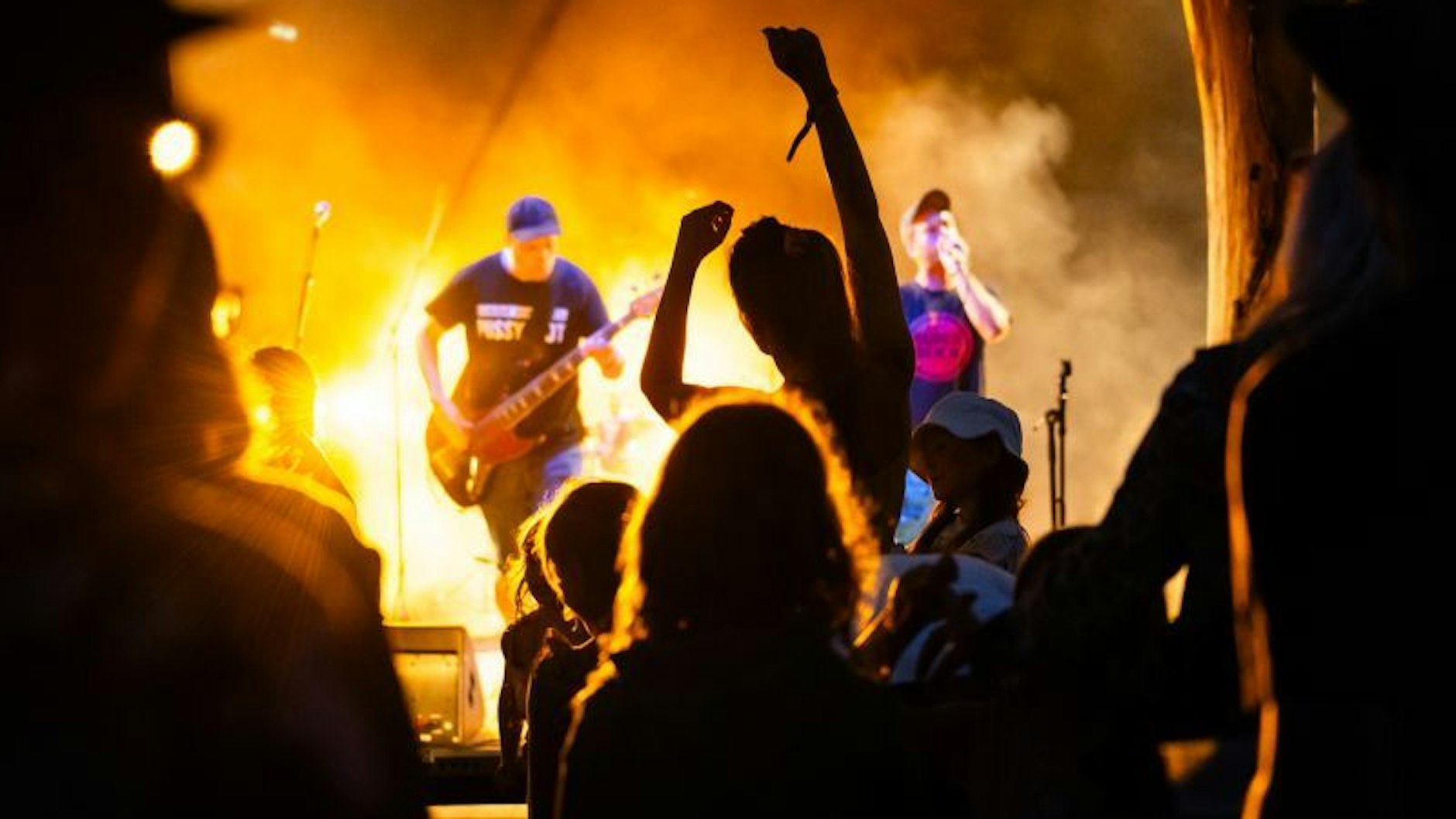 ... und Party on in den Abendstunden. Die Riders Connection beim Liederlauschen am Rand 2024.