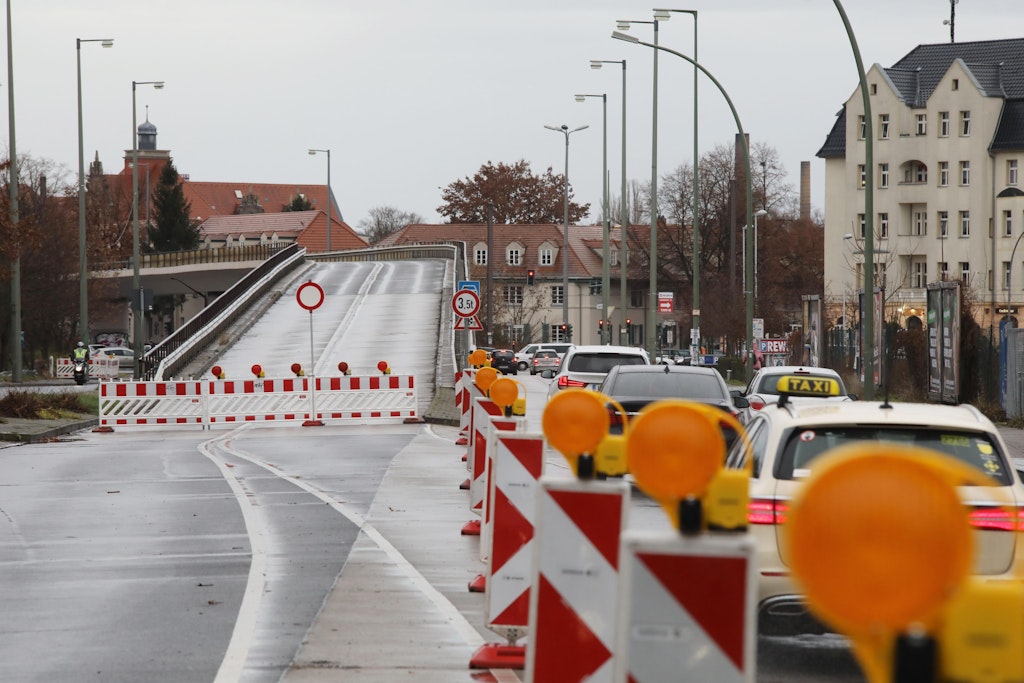 Abriss der Brücke an der Wuhlheide sorgt für Sperrungen: Ute Bonde nennt keinen Zeitraum