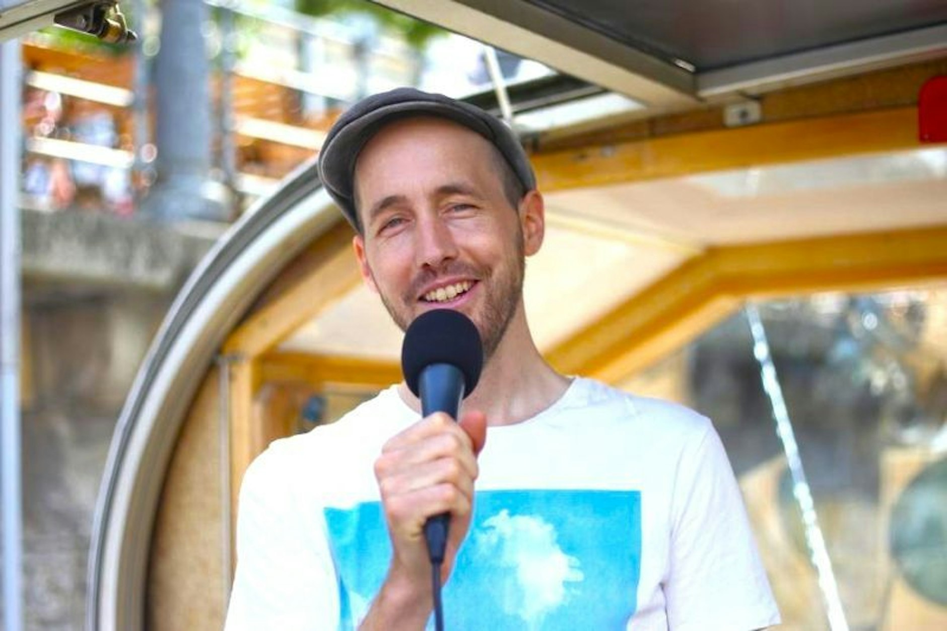 Live-Moderator Andreas erklärt gut gelaunt die Sehenswürdigkeiten entlang der Spree – mit Charme, Wissen und Berliner Humor.